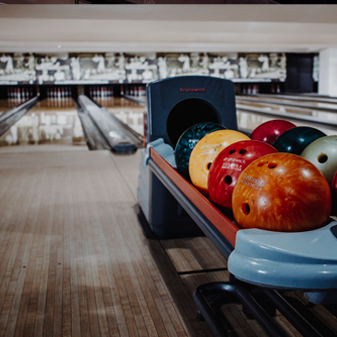 conoce nuestras 20 pistas de bowling